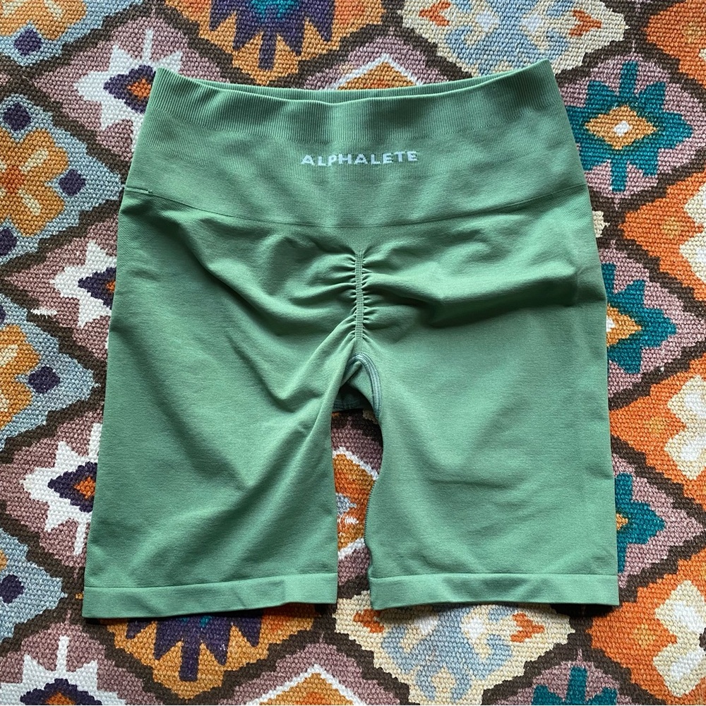 Alphalete Amplify Green Athletic Shorts Women’s Size Medium Scrunch Booty